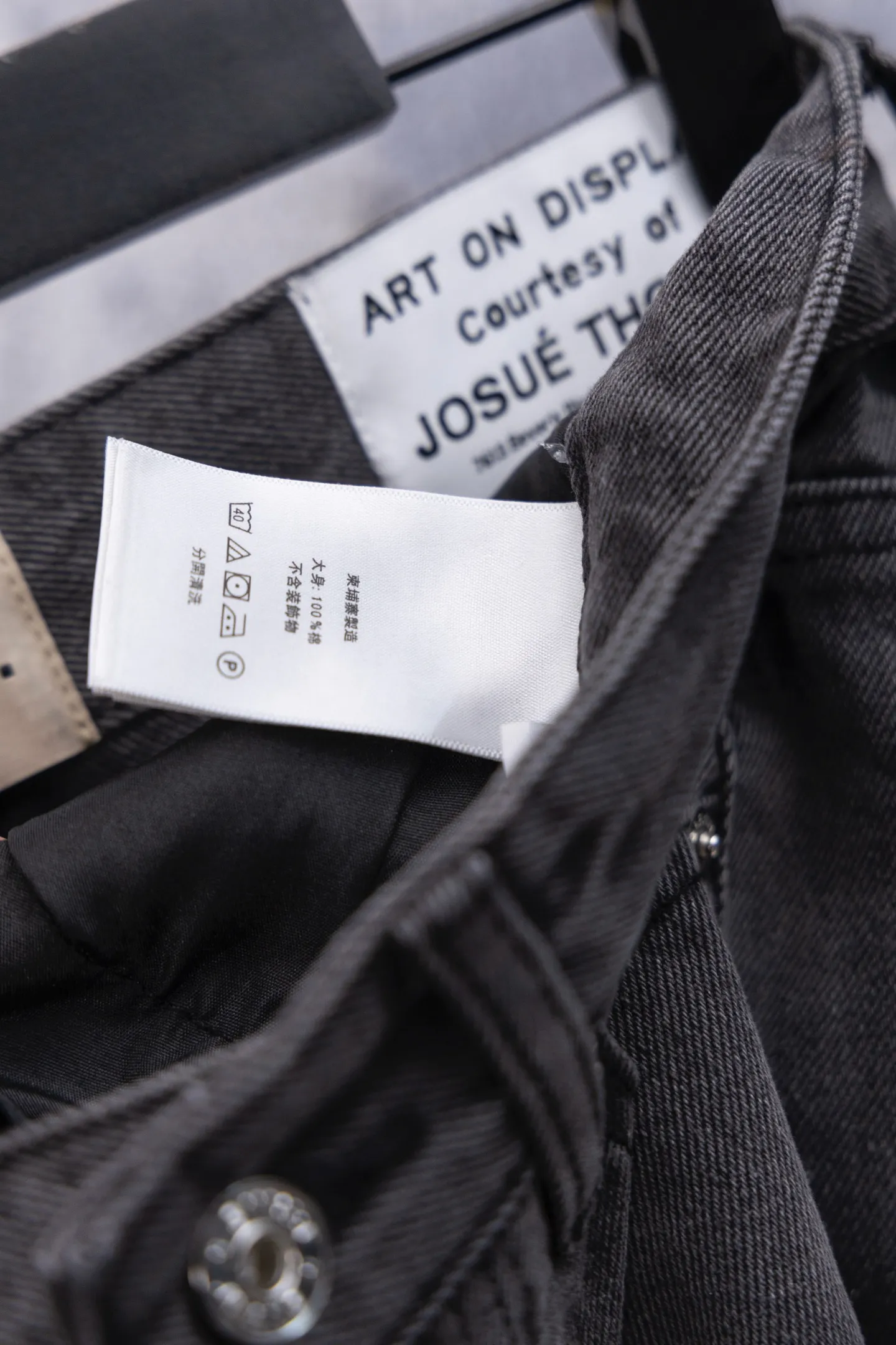 💰270 GALLERY DEPT.25ss new style splash-ink jeans, boot-cut trousers, denim + splash-ink, full of artistic sense! The trouser legs are spliced ​​with denim, creating a layered look, and the words "GALLERY DEPT." are super recognizable✨. High-density denim, wear-resistant and comfortable, perfect for daily wear or street style. Inspired by the classic elements of Helmut Lang, splashing ink is full of three-dimensionality. Pair it with simple tops or HL items to easily get a sense of avant-garde fashion! Gallery Dept. targets the global fashion pioneer group aged 18-35 and positions itself as a "high street art trendy brand". Cultural symbol output: Through endorsements from stars such as Virgil Abloh, Jennie, and Justin Bieber, the brand’s benchmark status in the hip-hop and fashion circles is strengthened. Size: 28-34 Color: Gray Blue